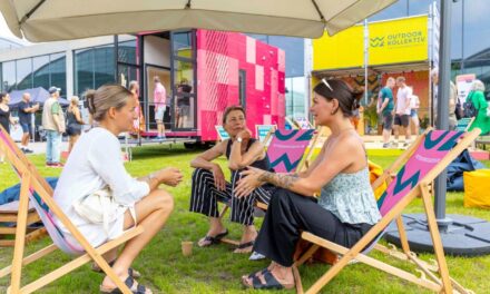 KWM-winnares geniet van Tiny House Festival