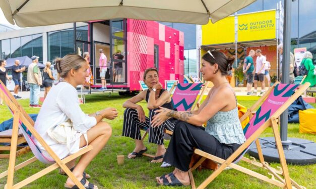 KWM-winnares geniet van Tiny House Festival